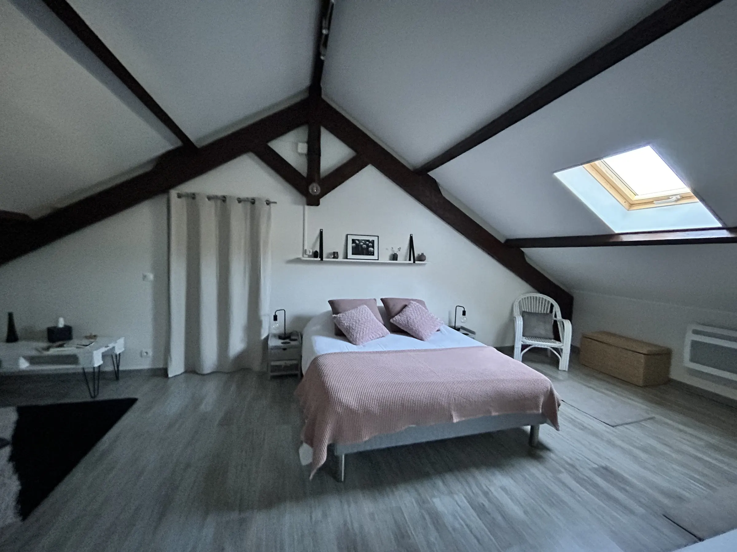 La chambre L’Apogée sous les poutres apparentes