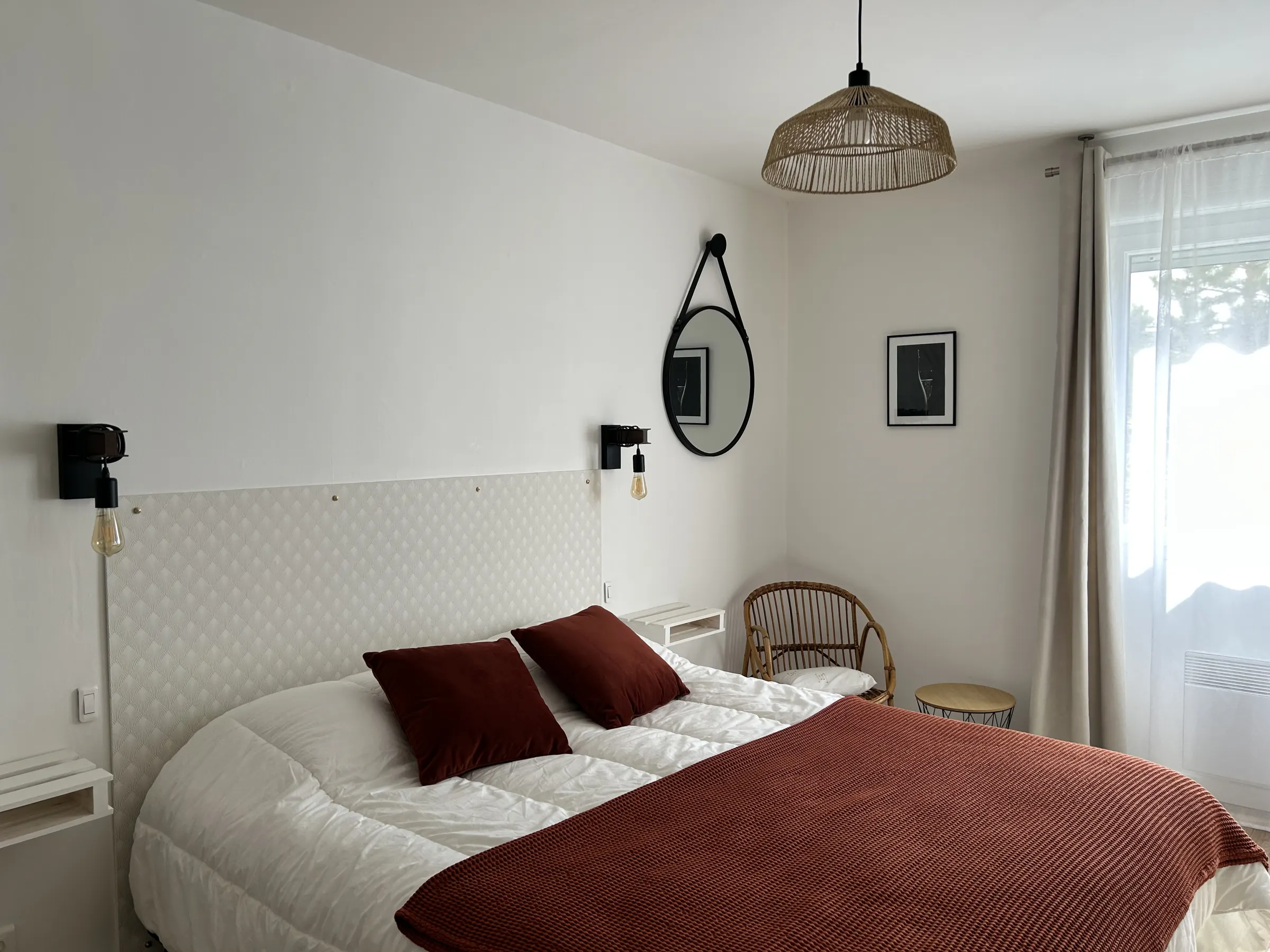Le lit double de la chambre La Préambulles